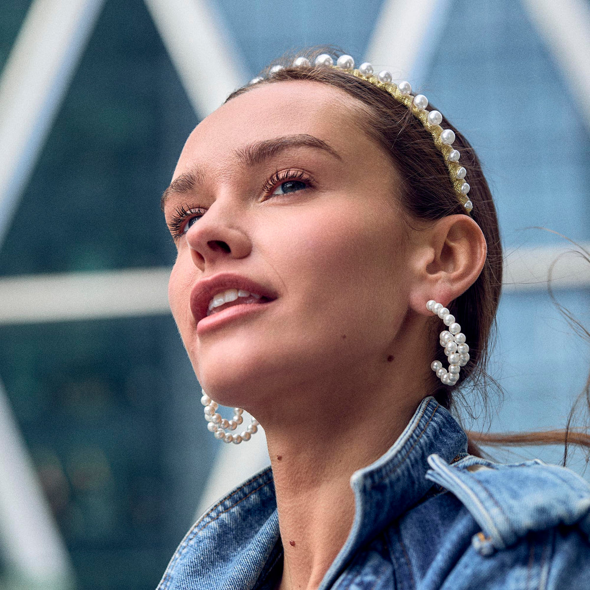 Lele Sadoughi EARRINGS PEARL LOOP-DE-LOOP HOOP EARRINGS