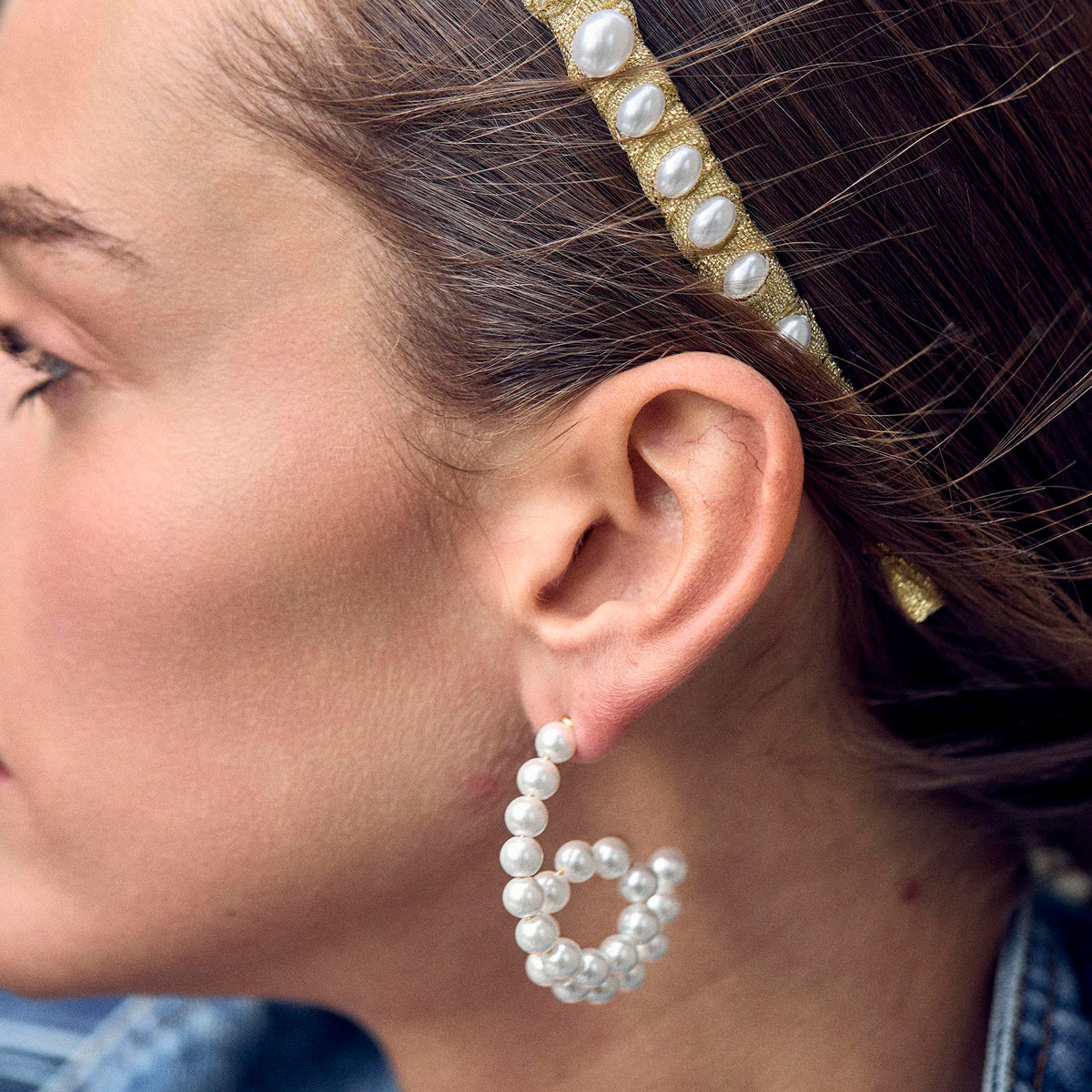 Lele Sadoughi EARRINGS PEARL LOOP-DE-LOOP HOOP EARRINGS