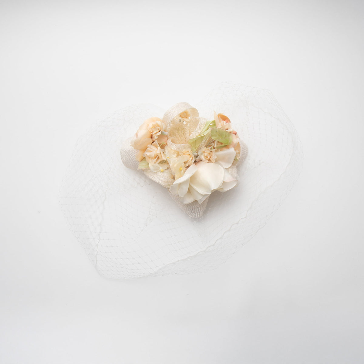 Lele Sadoughi HAIR ACCESSORIES GOLDEN IVORY FLORAL BOUQUET VEIL FASCINATOR