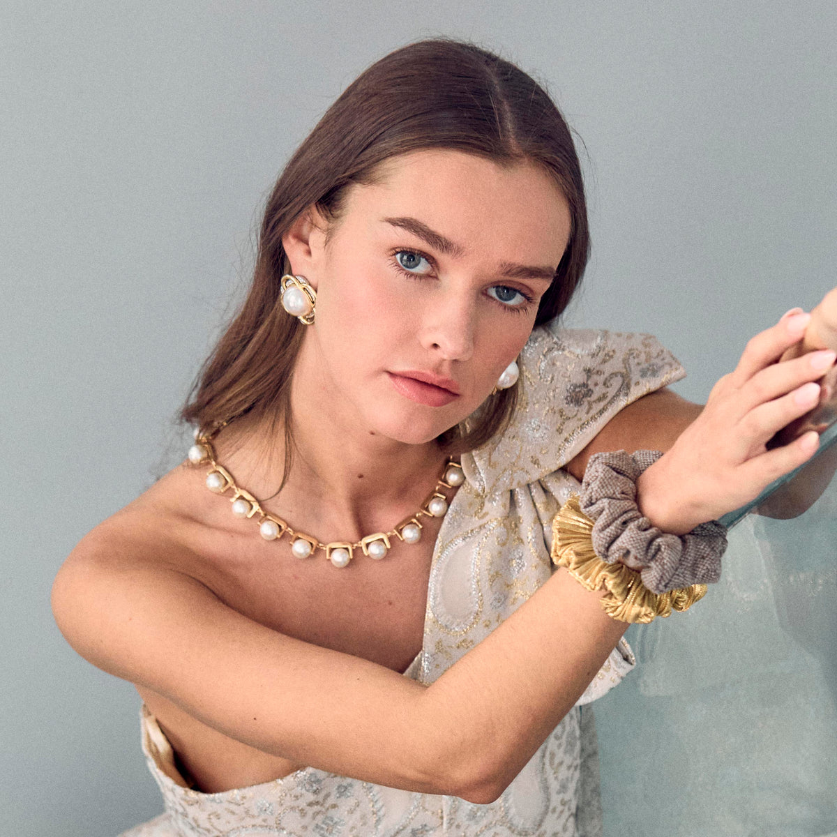 Lele Sadoughi HAIR GOLD METALLIC SCRUNCHIE