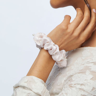 Lele Sadoughi HAIR PEARL EMBELLISHED SCRUNCHIE