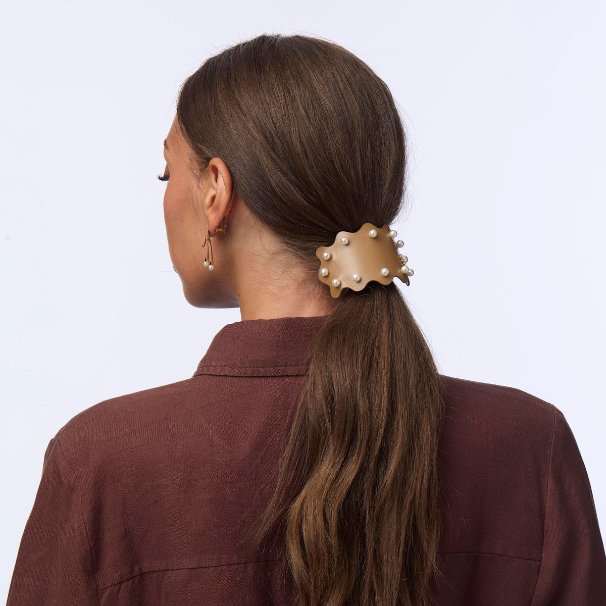 LELE SADOUGHI HAIR TAN GENIE WAVY PEARL HAIR TIE