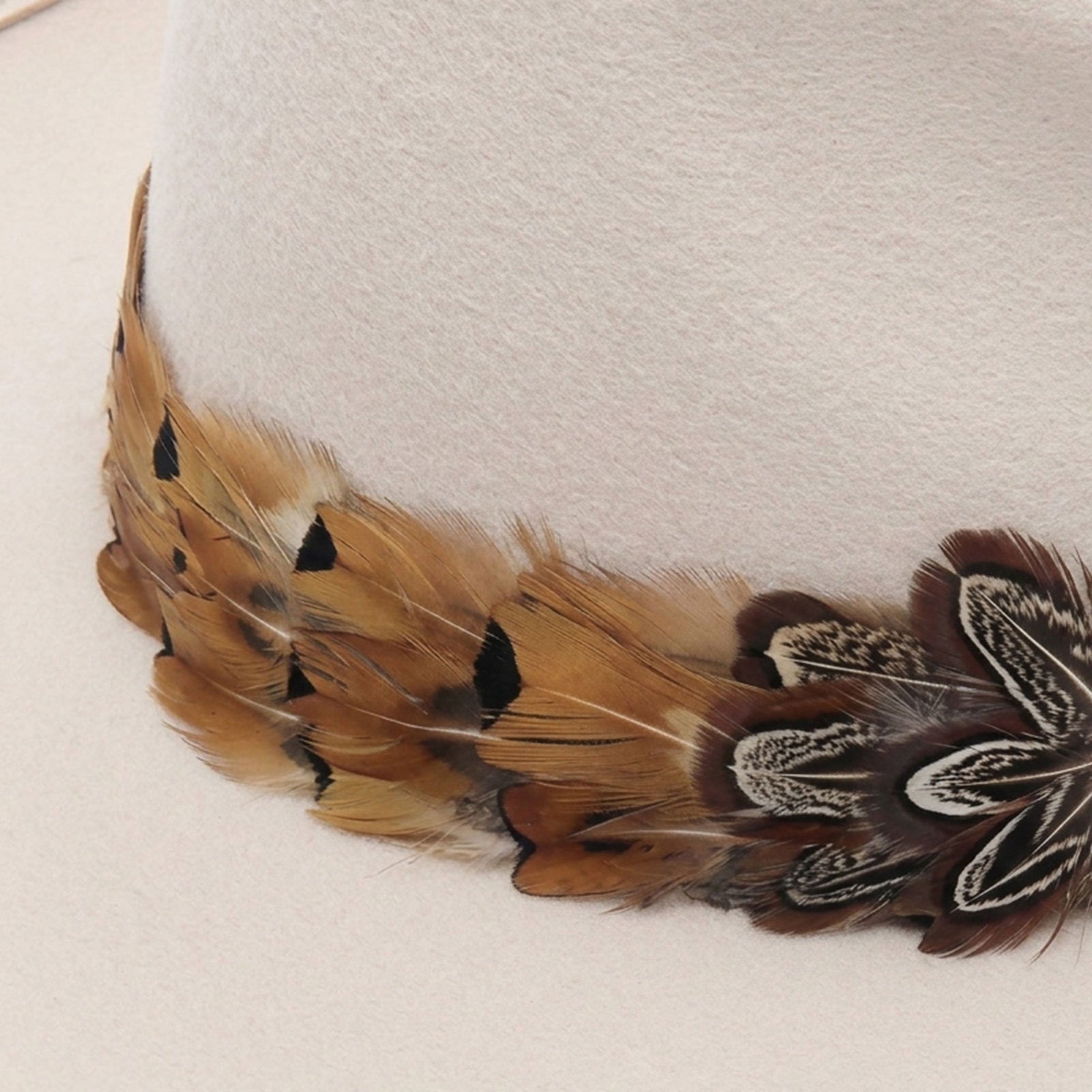 Lele Sadoughi HAT NATURAL FEATHER HAT BAND
