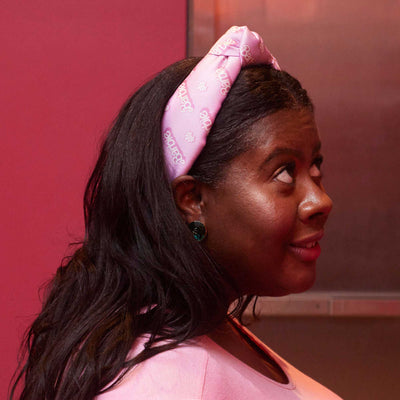 Lele Sadoughi HEADBANDS LELE SADOUGHI X BARBIE PINK PRINT LOGO KNOTTED HEADBAND