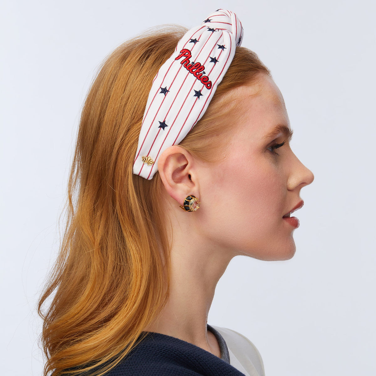 Lele Sadoughi HEADBANDS ONE SIZE RED STRIPE PHL PHILLIES EMBROIDERED KNOTTED HEADBAND
