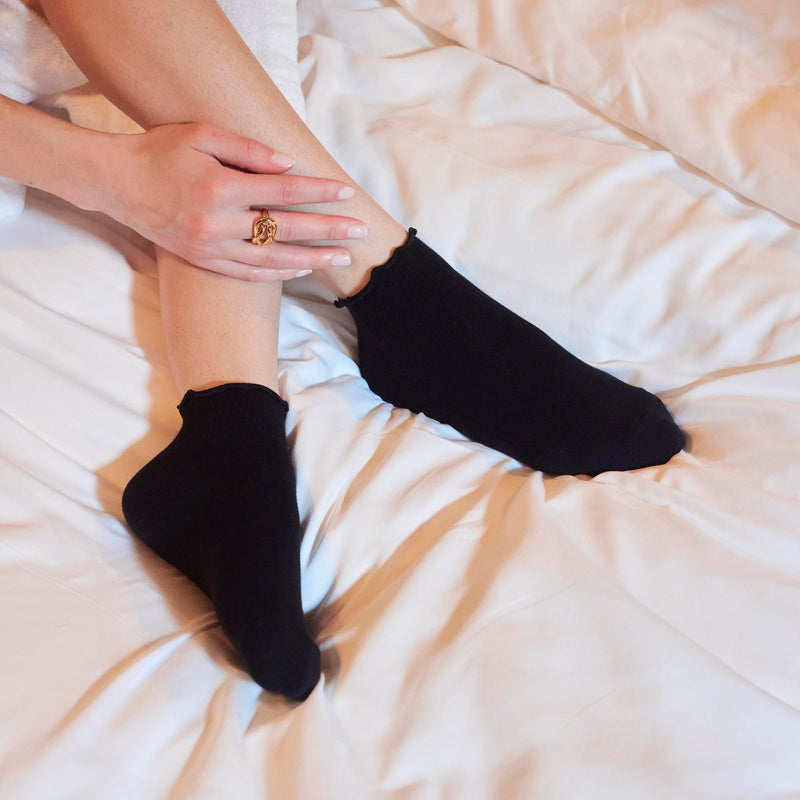 BLACK WHITE SET OF 2 RUFFLE HEM SOCKS