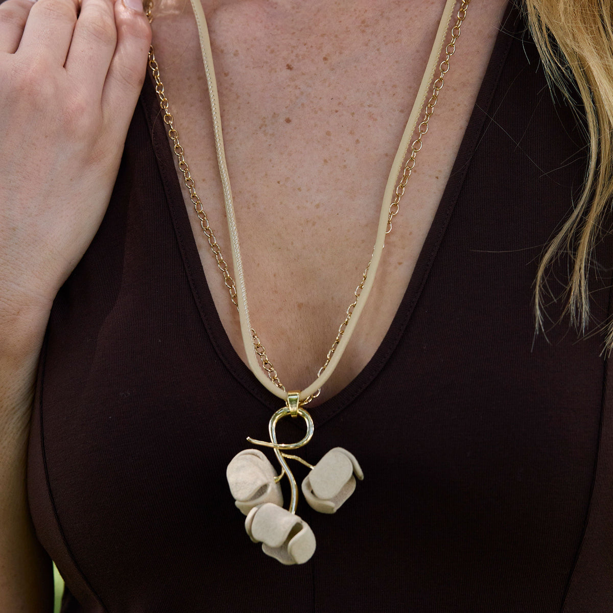Lele Sadoughi NECKLACES SAND BELLFLOWER PENDANT NECKLACE