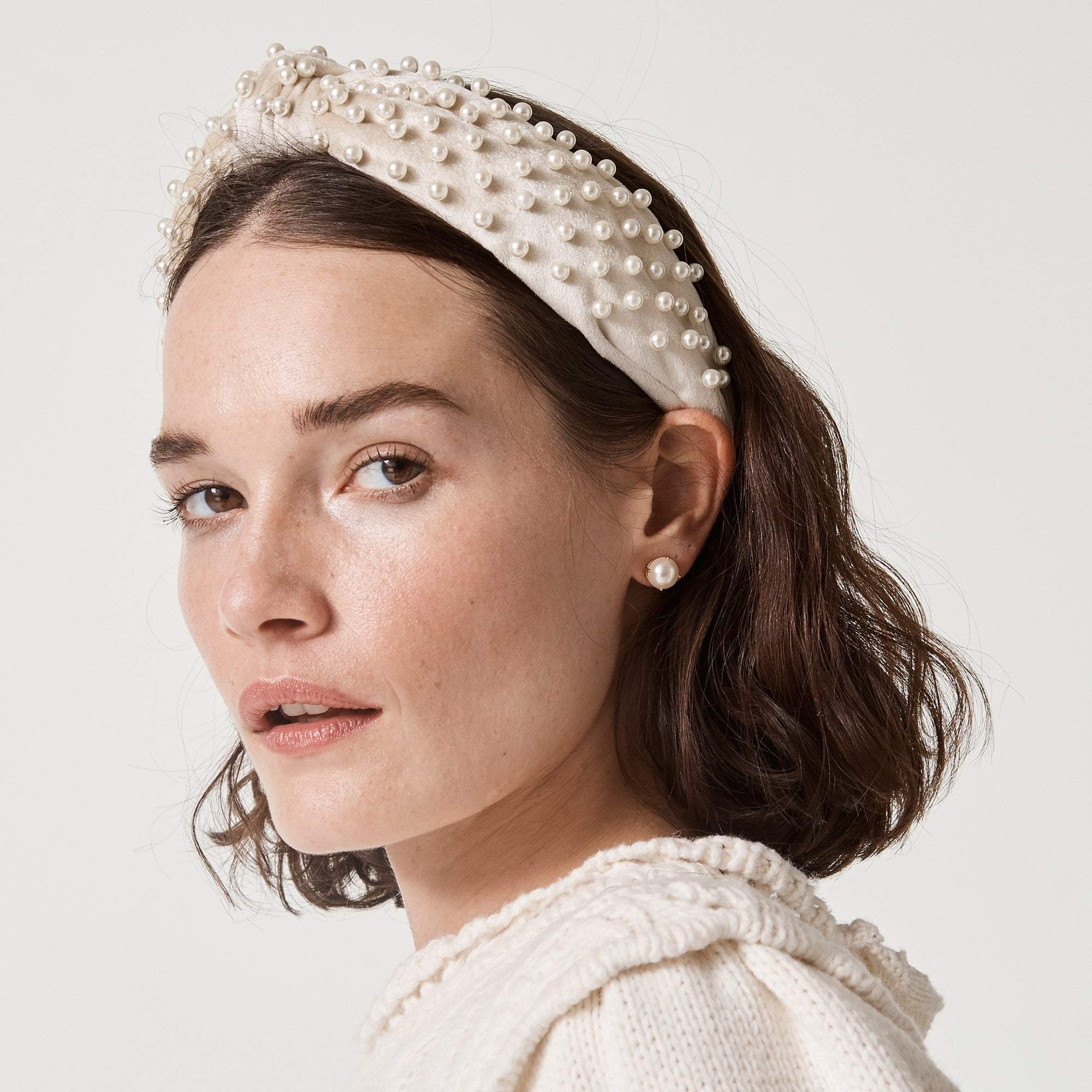 https://www.lelesadoughi.com/cdn/shop/products/lele-sadoughi-headbands-one-size-ivory-pearl-june-ivory-pearl-headband-21304619204770_2000x.jpg?v=1631995629